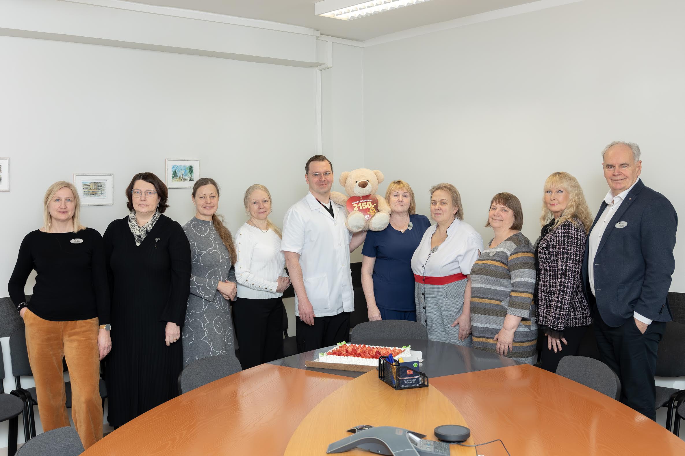 Võru Selveri kogutud annetussumma anti Lõuna-Eesti haiglale üle 10. veebruari hommikul. Lõuna-Eesti haigla kommunikatsioonijuht Ave Abel (vasakult), finantsjuht Külli Raup, personalijuht Triin Jaaska, Kagukeskuse Selveri juhataja asetäitja Maiu Vellak, naistearst Denis Samarskii, ämmaemand Ene Kons, õendusjuht Angela Siidra, ravijuht Agnes Aart, Kagukeskuse Selveri juhataja Evelin Kõiv, Lõuna-Eesti haigla juhatuse liige Arvi Vask. Foto: AIGAR NAGEL